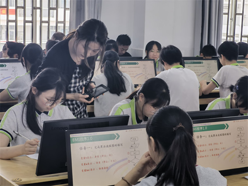 01 浦口区第三中学陈叶丹老师在上课.jpg