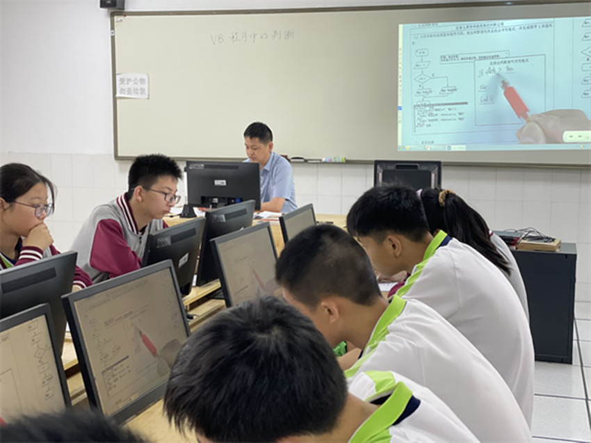 02 六合区新集初级中学赵晗老师在上课.jpg