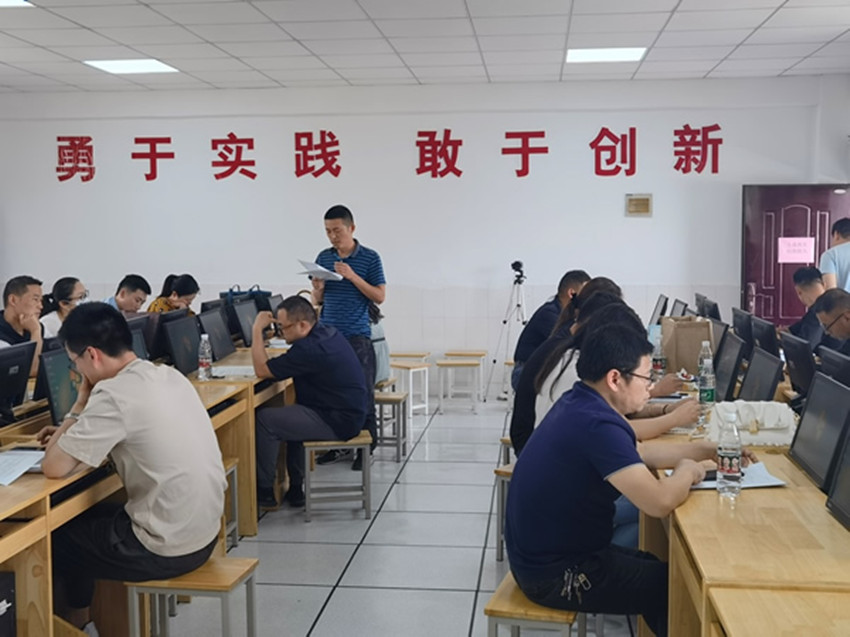 04 六合区金牛湖初级中学宋建年老师在评课.jpg