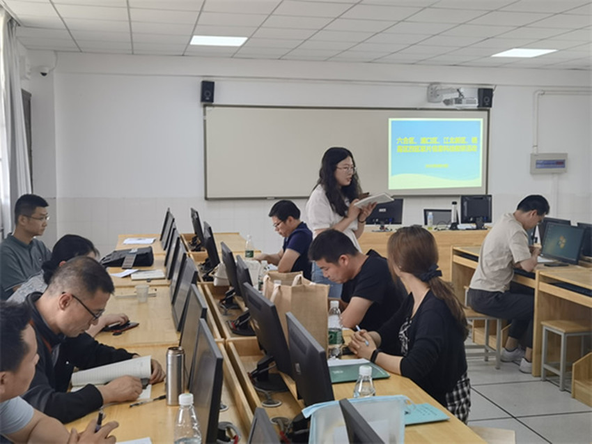 05 浦口区大桥中学金晓庆老师在评课.jpg