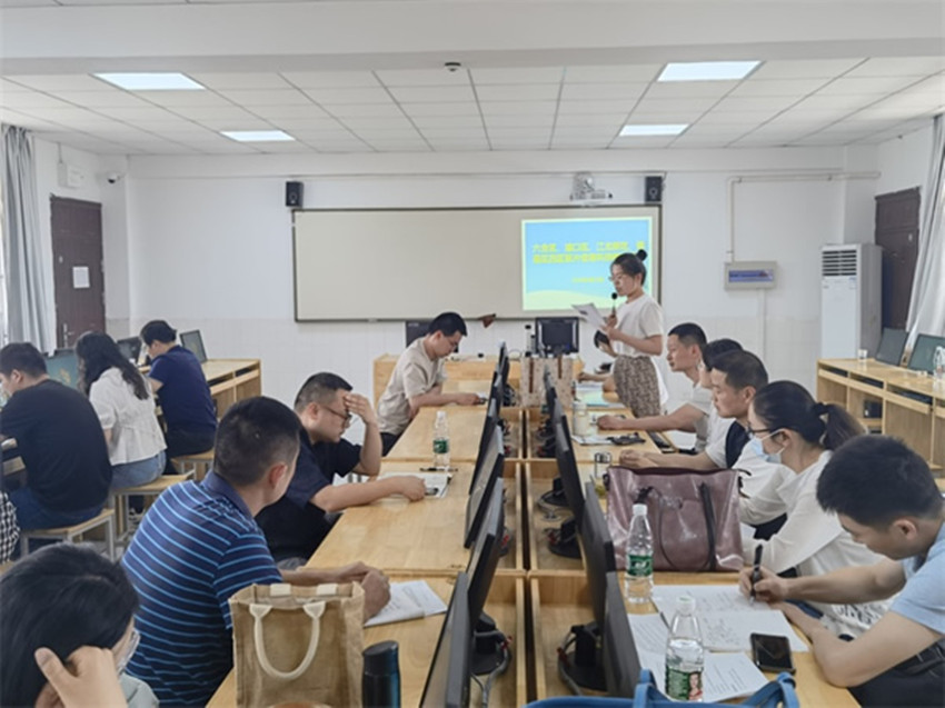 06 江北新区二十九中天润城校区鲍莹莹老师在评课.jpg