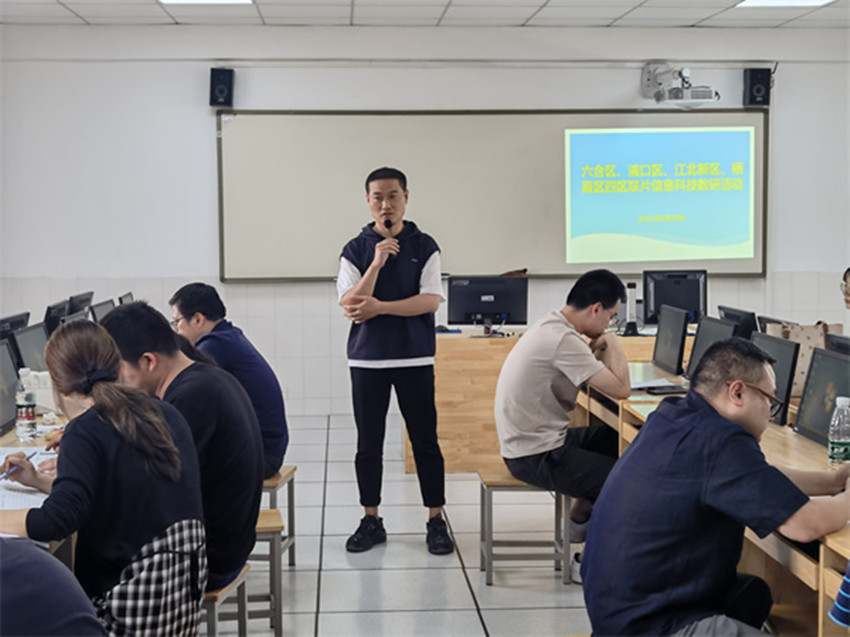 07 六合区程桥高级中学王晓蛇老师在评课.jpg