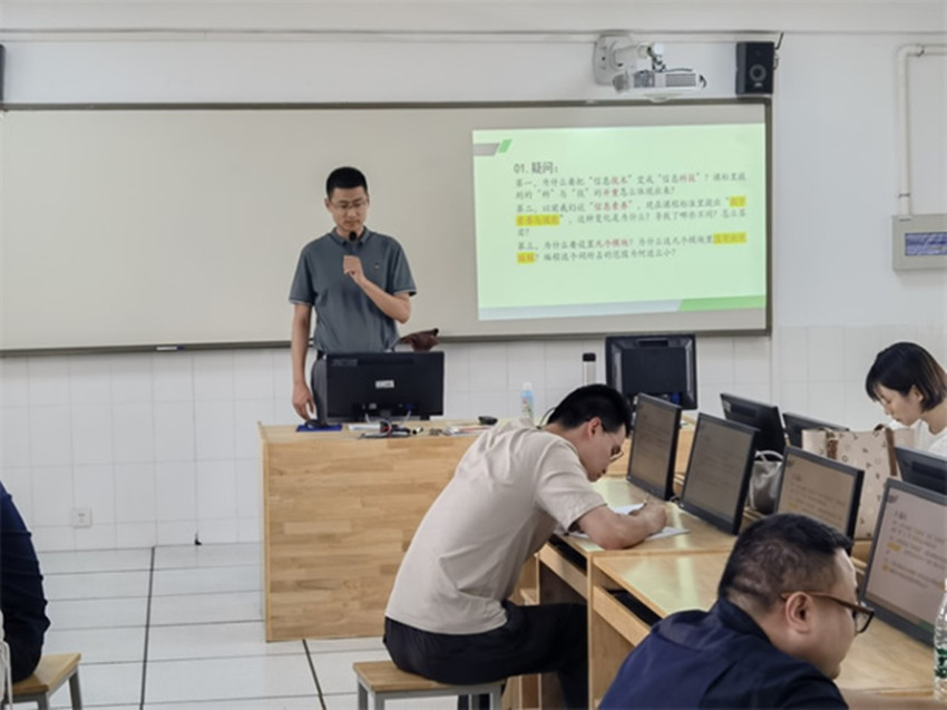 08 江北新区教育发展中心陈丁雷在做专题讲座.jpg