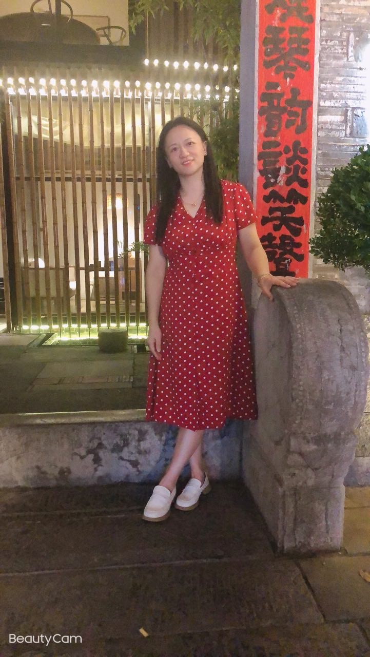 周蓉蓉.jpg